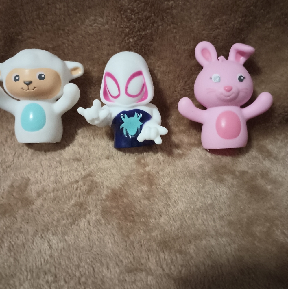 3 finger puppets